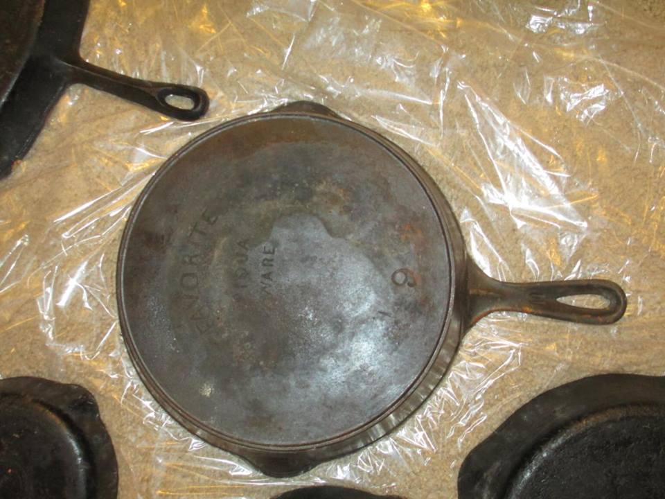 I am now the proud owner of a 'poffertjespan' : r/castiron